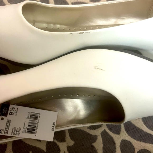 Basic Edition women’s low heel white pumps (Size 9.5 Wide) - Picture 4 of 6
